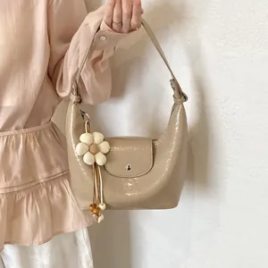 Vista dettagliata della borsa a tracolla plissettata elegante in stile dumpling casual.