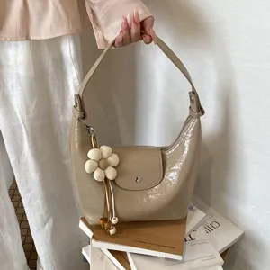 Borsa a spalla hobo beige casual con ciondolo floreale, borsa minimalista da giorno.