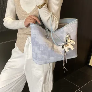 Vista dettagliata della borsa tote casual con ciondolo cavallo elegante per l'uso.