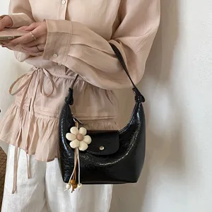 Borsa a spalla hobo in pelle verniciata nera con ciondolo fiore bianco casual borsa.