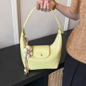 Borsa a tracolla hobo verde chiaro con ciondolo floreale, borsa casual alla moda.