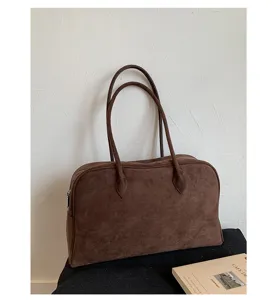Bolso de hombro marrón de ante de gran capacidad para mujer, bolso de mano elegante y detalle.