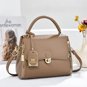 Sac à main élégant en cuir marron avec fermeture métallique et design classique pour femmes