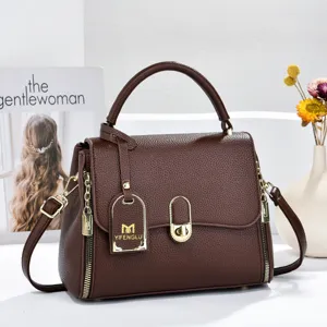 Sac à main bandoulière marron en cuir grainé avec quincaillerie dorée élégante et serrure chic