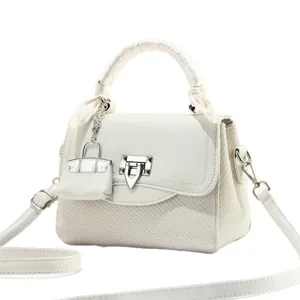 Schicke Damen Umhängetasche mit Schal Griff und Mini Taschen Anhänger für elegante Alltag