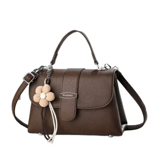Sac à main marron effet litchi sac bandoulière vintage cabas avec charmant pendentif
