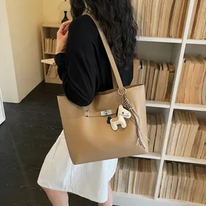 Stylish large capacity tote bag for women, commuter shoulder bag with chic charm and stylish design.