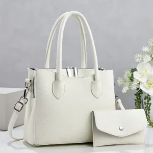 Elegante witte handtas van gegrained leer met handvatten, schouderriem en handig tasje.