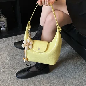 Borsa a tracolla gialla in pelle verniciata con ciondolo floreale, borsa casual chic da commute.