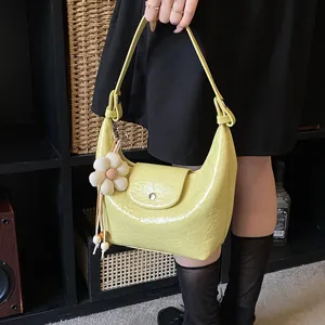 Borsa a tracolla a trapezio gialla lucida borsa casual minimalista con grazioso ciondolo a fiore.
