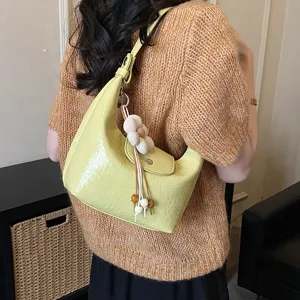 Borsa a tracolla dumpling casual semplice per donne, elegante borsa da lavoro con ciondolo a fiore.