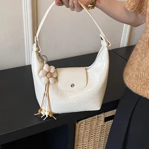Borsa a mano Hobo testurizzata bianca dettaglio, elegante borsa casual con ciondolo floreale.