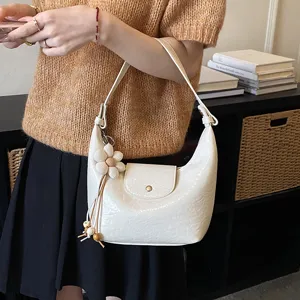 Borsa a spalla hobo in pelle verniciata bianca da donna, borsa dumpling con ciondolo floreale.