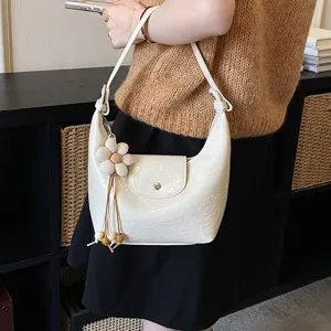 Chic borsa a tracolla bianca stropicciata, borsa a secchiello casual con grazioso ciondolo a fiore.