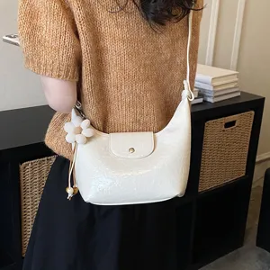 Borsa a tracolla bianca casual stile dumpling con ciondolo floreale, elegante borsa da lavoro.