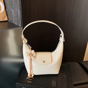 Borsa a mano minimalista in pelle verniciata con ciondolo floreale per elegante shopping.