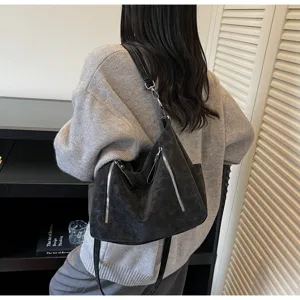 Detail view of the black retro large-capacity slouchy shoulder bag with double zipper.