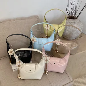 Borsa a Tracolla Casual in Pelle PU da Donna Tinta Unita Borsa Sottobraccio Dumpling Con Grazioso Ciondolo