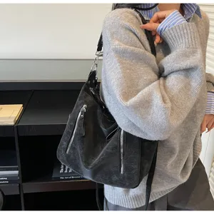 Retro vintage black slouchy shoulder bag detail, large capacity casual daily tote for women.