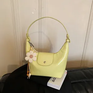 Borsa a tracolla hobo in pelle verniciata gialla borsa casual con ciondolo floreale