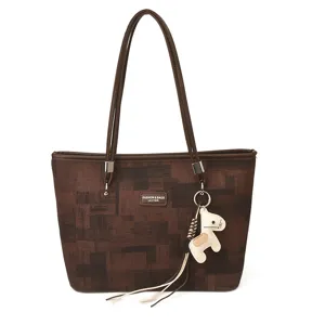 Borsa tote da commuter coreana, borsa a spalla marrone con stampa geometrica e ciondolo a cavallo.