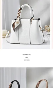 Gros-plan du sac à main blanc gaufré élégant avec un détail de foulard en soie stylé.