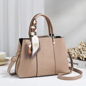 Élégant sac à main beige pour femme avec motif gaufré et foulard en soie, idéal pour le quotidien.