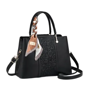 Sac a main noir embossé pour femme élégant sac porté épaule vintage avec foulard soie