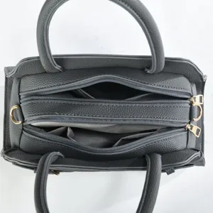 Vue détaillée du sac à main femme en cuir gris foncé avec plusieurs compartiments zippés.