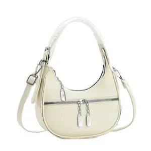 Beige halve maan schoudertas met ritsvak en metalen kettingdetails voor dames en dagelijks.