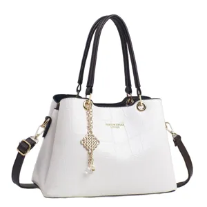 Elegante borsa da donna bianca con stampa coccodrillo, manici marroni e ciondolo dorato principale