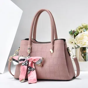 Rosa Kunstleder Handtasche mit Henkeln, abnehmbarem Schultergurt und niedlichem Seidenschal-Detail.
