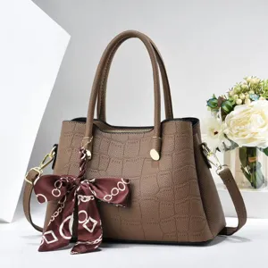 Braune Damen Handtasche mit Krokodil-Muster und Seidentuch, elegantes Alltagsmodell.