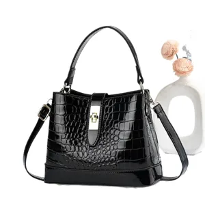 Sac seau en cuir verni crocodile noir avec serrure en metal poignee superieure pour femmes