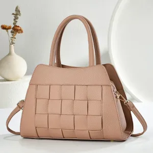 Sac à main élégant en cuir tressé pour femme, sac bandoulière chic et fourre-tout.