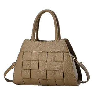 Sac à main en cuir tressé marron pour femme, élégant sac bandoulière vintage vue principale.