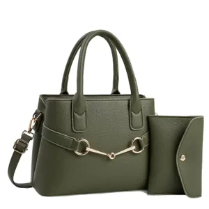 Sac à main élégant pour femme vert olive avec pochette assortie et quincaillerie dorée.