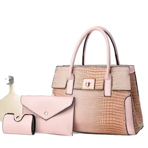 Stilvolles rosafarbenes Kroko-Muster 3-teiliges Handtaschen-Set mit Shopper und Clutch-Tasche.