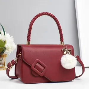 Sac à main bordeaux en cuir pour femme, sac bandoulière élégant avec poignée tressée.