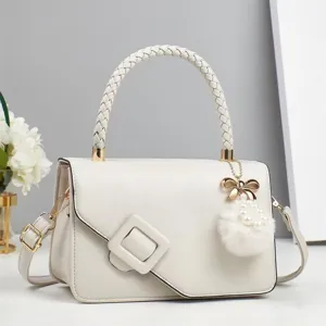 Sac à main bandoulière blanc élégant avec poignée tressée, boucle carrée et charm perlé.