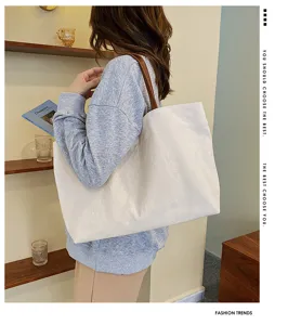 Large capacity casual canvas tote bag for women, simple daily commuting shoulder bag.