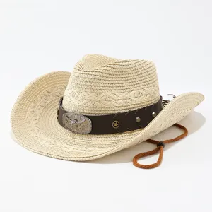Vue détaillée du chapeau de paille western avec bande en cuir, boucle de taureau et jugulaire.