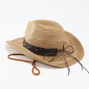 Vue détaillée du chapeau de cow-boy en paille marron avec bande en cuir cloutée et jugulaire.