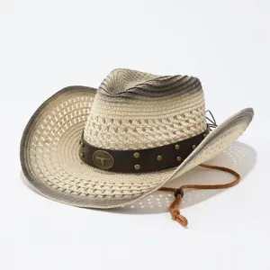 Clásico sombrero de vaquero de paja con ala degradada, banda de cuero con tachuelas y barbiquejo.