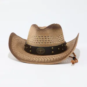 Primer plano detallado del sombrero de paja vaquero con banda de cuero y remaches metálicos.