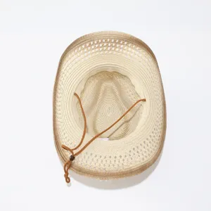 Nahaufnahme Detail des geflochtenen Sommer Stroh-Cowboyhutes mit Lochmuster und braunem Band.