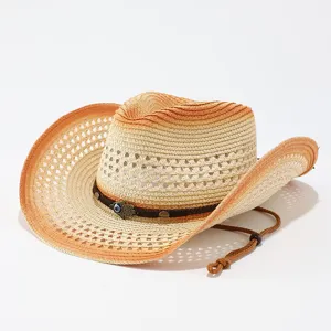 Detailopname van de westerse strooien cowboyhoed met geweven textuur, kleurovergang en het boze oog.