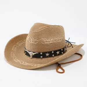 Detail van de westerse cowboy strohoed met brede rand en metalen stierschedel decoratie.