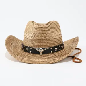 Gedetailleerd overzicht van westerse strooien cowboyhoed met metalen stierenstempel en brede rand.