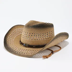 Detailopname van de vintage strooien cowboyhoed met gaasontwerp en boze oog amulet.